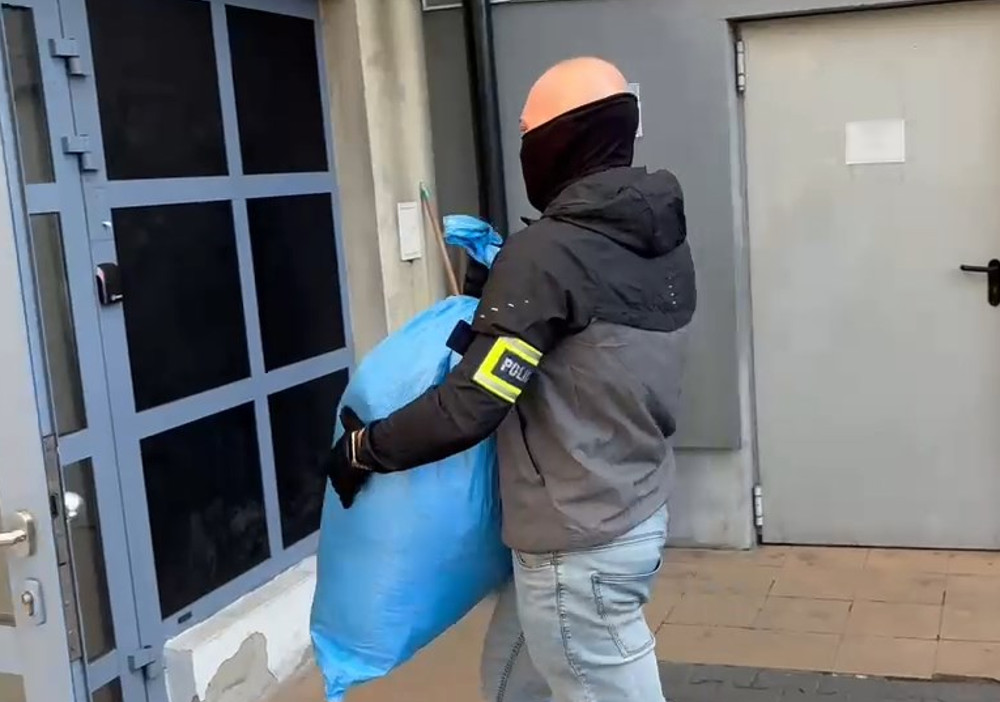 Polis operasyonunda 133 kilodan fazla uyusturucu ve silah ele gecirildi 65390