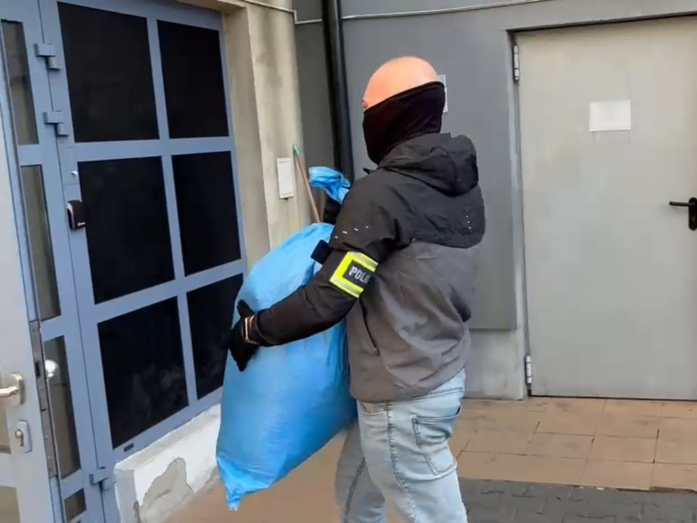 Polis operasyonunda 133 kilodan fazla uyusturucu ve silah ele gecirildi 65390