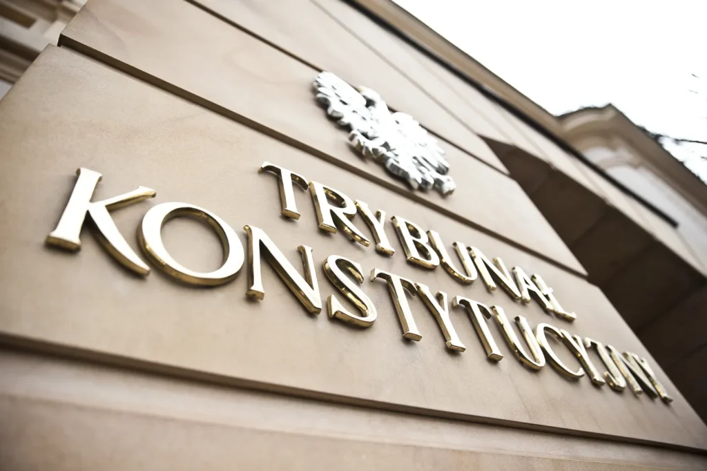 polonya anayasa mahkemesi hakimlerin yemin tartismasini karara baglayacak 63880