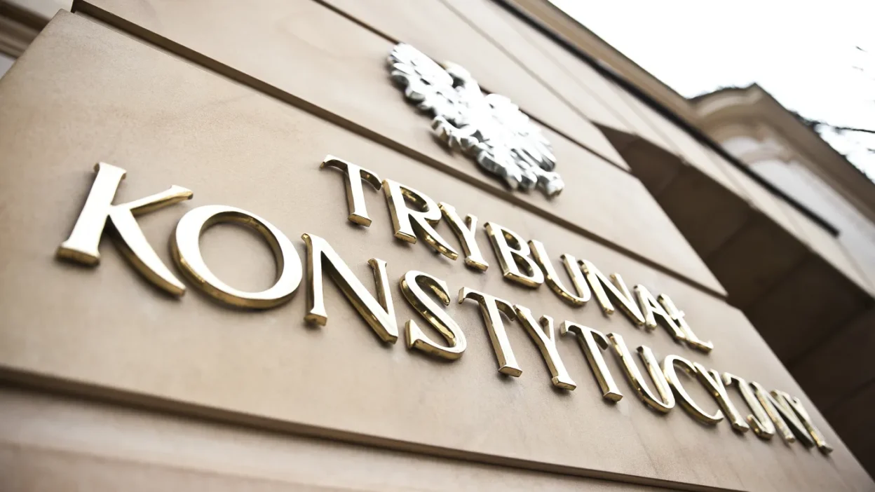 Polonya anayasa mahkemesi hakimlerin yemin tartismasini karara baglayacak 63880