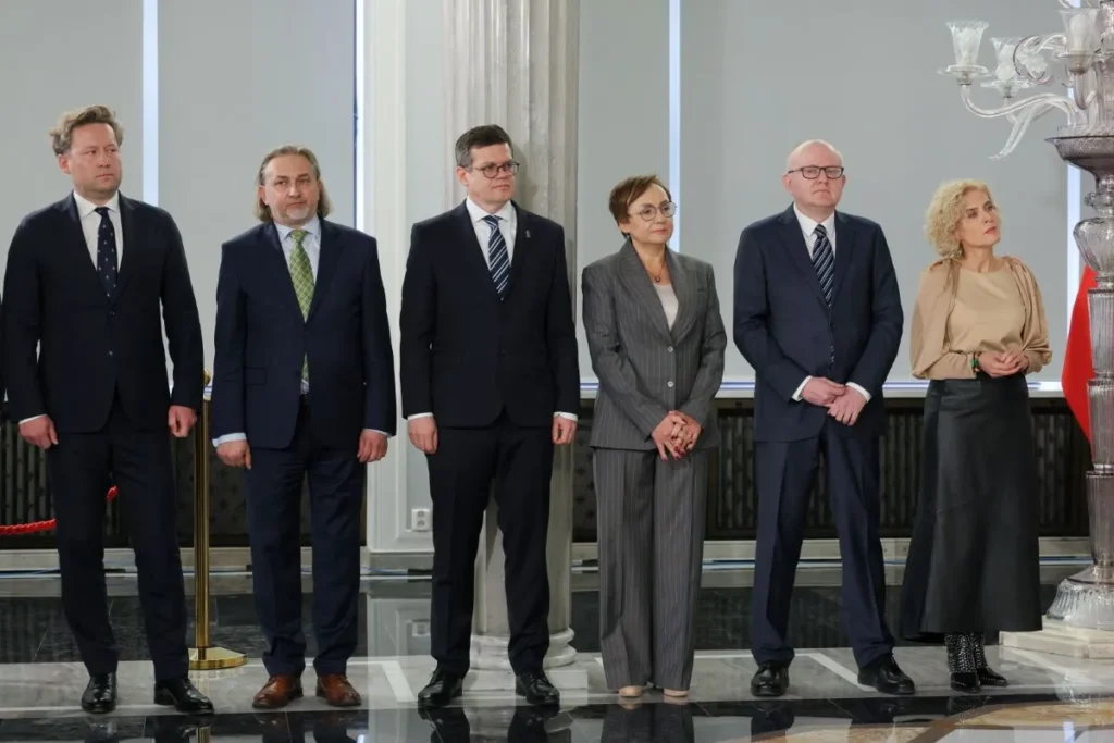 polonya anayasa mahkemesi hakimlerinin yemin etme sureci cumhurbaskani nin yasal yukumlulugu 60428