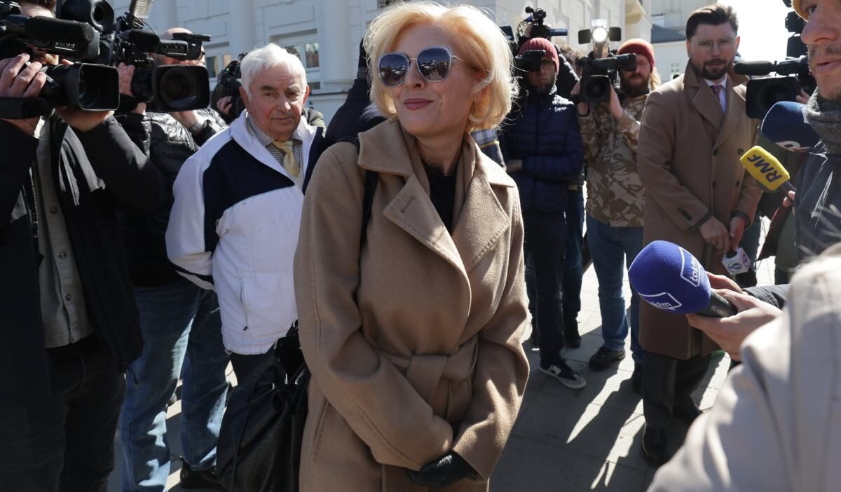 Polonya anayasa mahkemesi nde gorev baslamayan hakimler ve baskanlik vetosunun yaratigi belirsizlik 59630