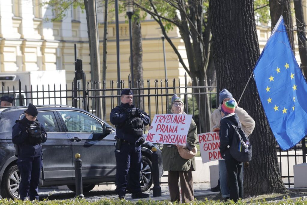 polonya anayasa mahkemesi nde gorevden alinan hakimleri calisma talebi 60414