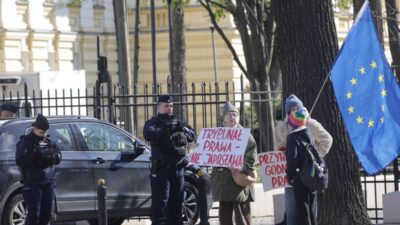 Polonya anayasa mahkemesi nde gorevden alinan hakimleri calisma talebi 60414