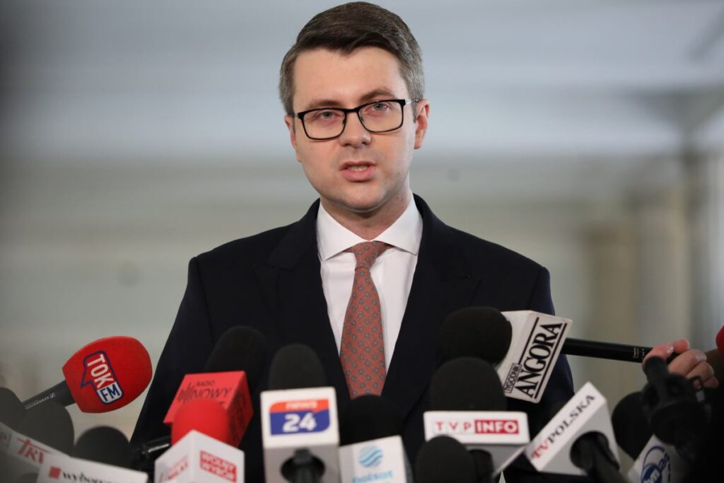 polonya anayasa mahkemesi nde gorevlendirme krizi ve anayasal degisiklik tartismalari 63685