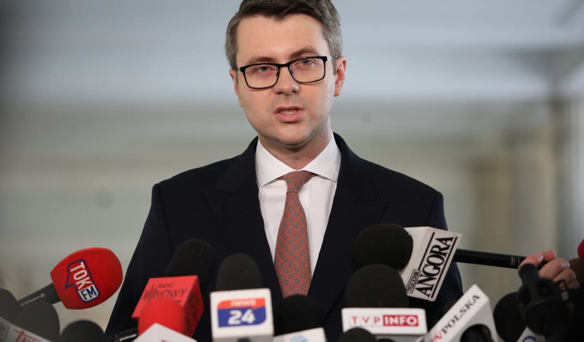 Polonya anayasa mahkemesi nde gorevlendirme krizi ve anayasal degisiklik tartismalari 63685