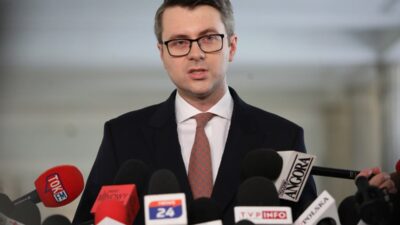 Polonya anayasa mahkemesi nde gorevlendirme krizi ve anayasal degisiklik tartismalari 63685