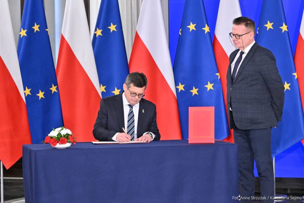 polonya anayasa mahkemesi nde gorevlendirme krizi yemin tartismasi ve calisma engellemeleri 60349