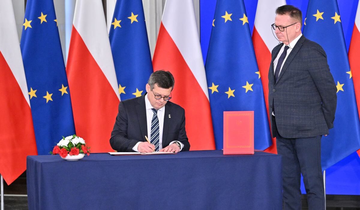 Polonya anayasa mahkemesi nde gorevlendirme krizi yemin tartismasi ve calisma engellemeleri 60349