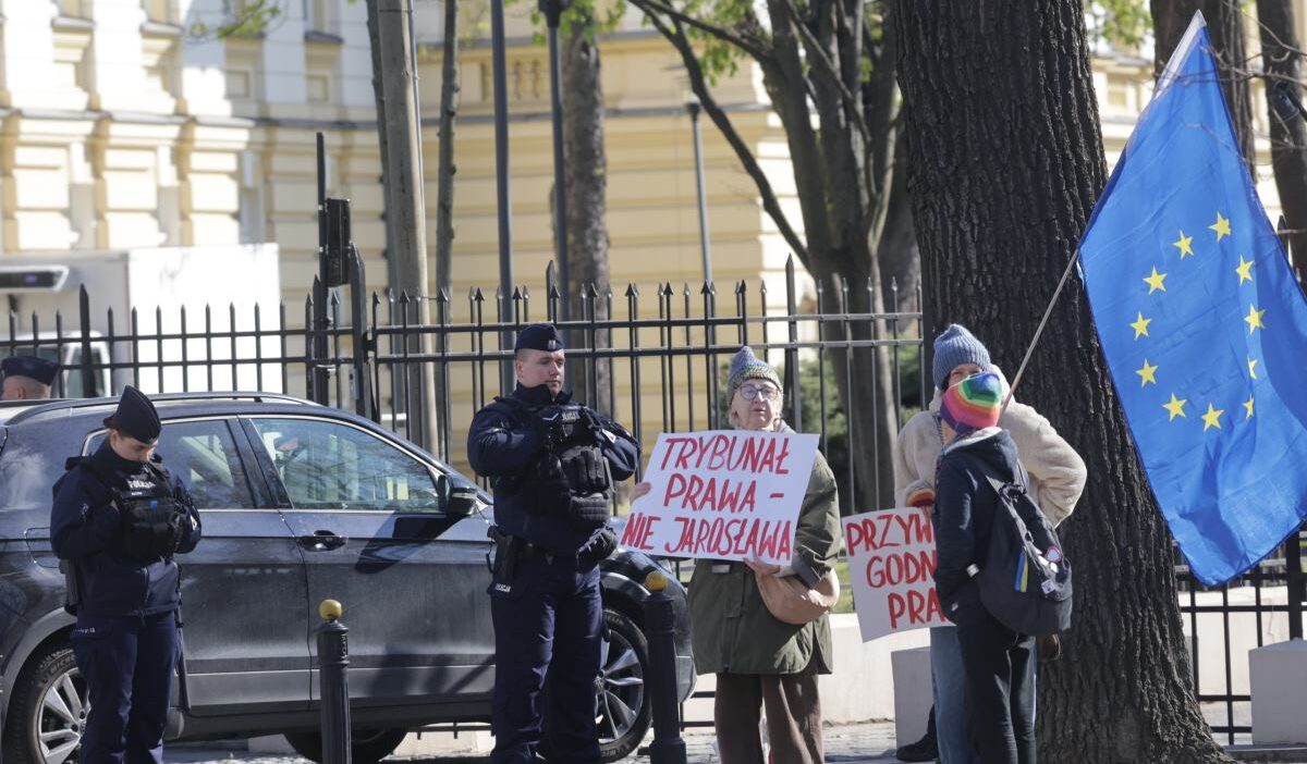 Polonya anayasa mahkemesi'nde yemin krizi: polis güvenliği altında göreve başlama girişimi 1 Polonya anayasa mahkemesi nde yemin krizi polis guvenligi altinda goreve baslama girisimi 60566