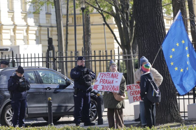 Polonya anayasa mahkemesi nde yemin krizi polis guvenligi altinda goreve baslama girisimi 60566