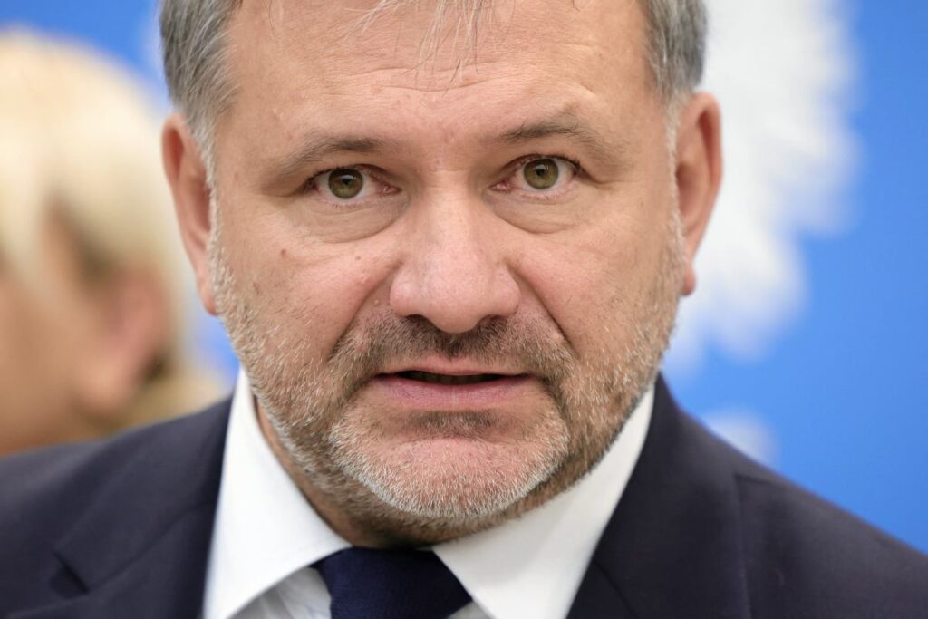 polonya anayasa mahkemesi nde yemin toreni gergin gecti 60170