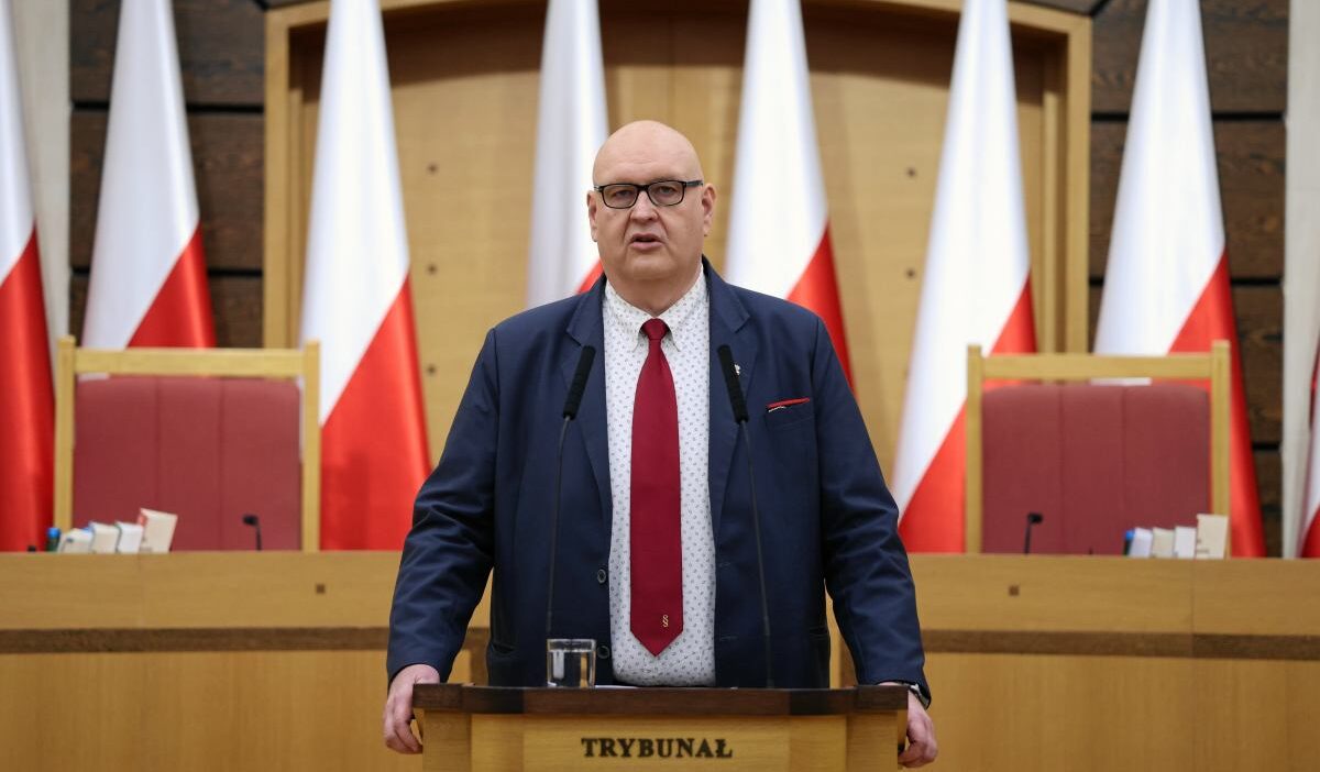 Polonya anayasa mahkemesi ne guven dususte yargic yeminleri tartisma yaratiyor 64328