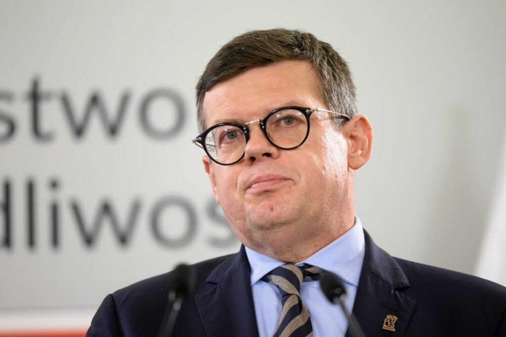 polonya anayasa mahkemesi uyeleri yemin etme surecinde belirsizlik 57552