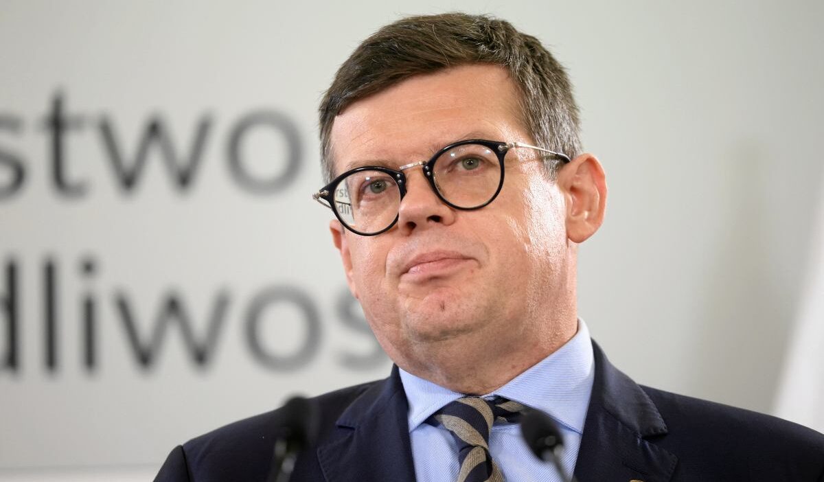 Polonya anayasa mahkemesi uyeleri yemin etme surecinde belirsizlik 57552