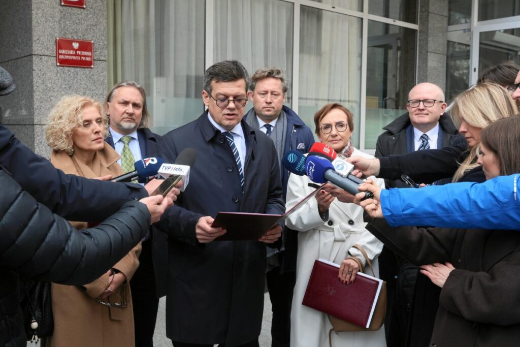 polonya anayasa mahkemesi uyelerinin gorev durumu tartisma yaratti 61831