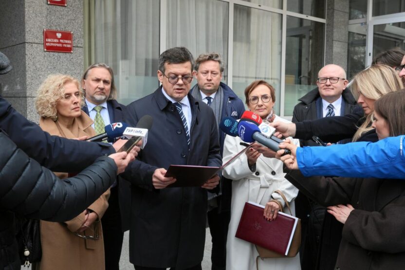 Polonya anayasa mahkemesi uyelerinin gorev durumu tartisma yaratti 61831