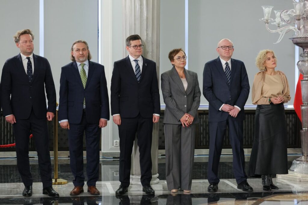 polonya anayasa mahkemesi uyelerinin yemin toreni cekismeye yol acti 60077