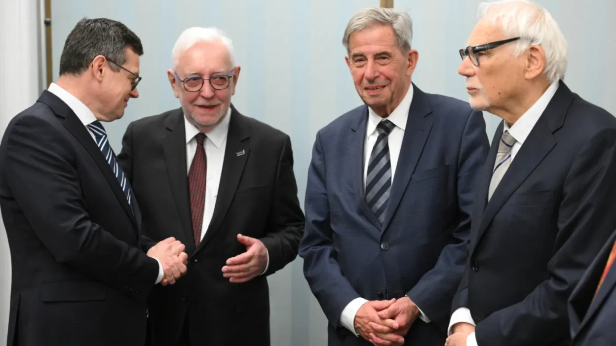 Polonya anayasa mahkemesi yeni hakimleri yemin etti 60113