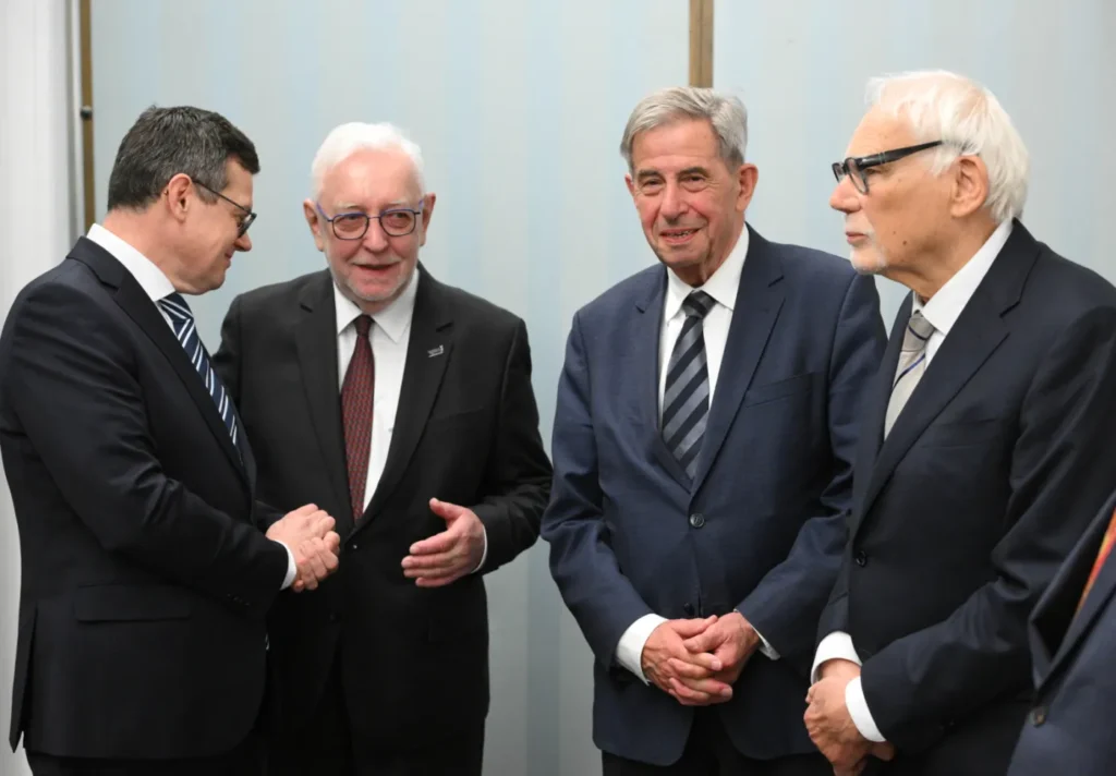 polonya anayasa mahkemesi yeni hakimleri yemin etti cumhurbaskani daveti yanitsiz kaldi 60083