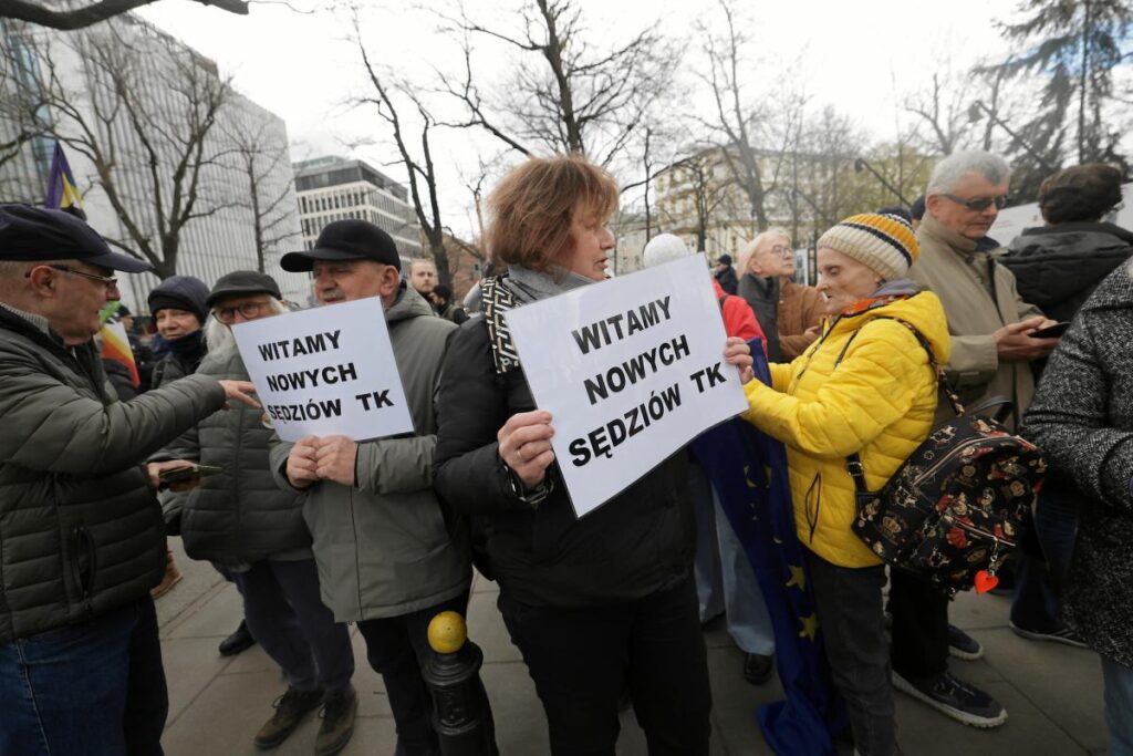 polonya anayasa mahkemesi yeni hakimlerin yemin toreni gergin gecti 60161