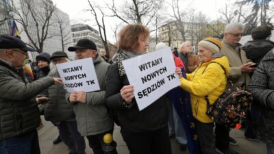 Polonya anayasa mahkemesi yeni hakimlerin yemin toreni gergin gecti 60161