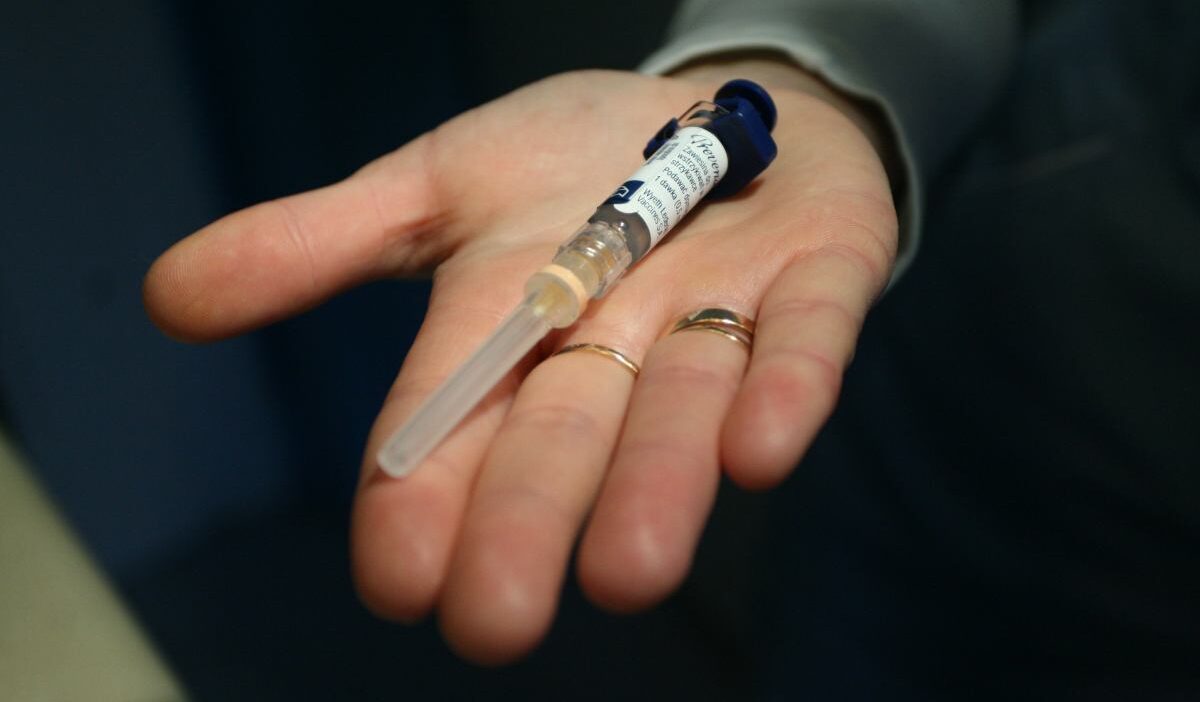 Polonya basbakani tusk pis hukumetinin covid 19 asisi borcu ulkeye 6 milyar z oty maliyet getirecek 57777