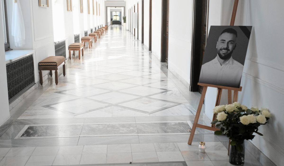 Polonya cumhurbaskani nawrocki trafik kazasinda hayatini kaybeden milletvekili litewka ya olumunden sonra nisan verdi 66895