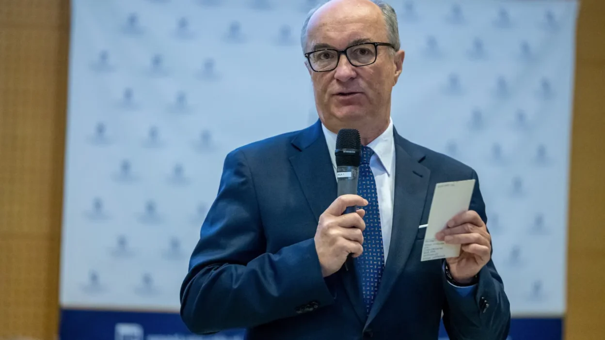 Polonya cumhurbaskani nawrocki wsi raporu ekini meclise gonderdi meclis baskani czarzasty gizlilik uyarisi yapti 66668