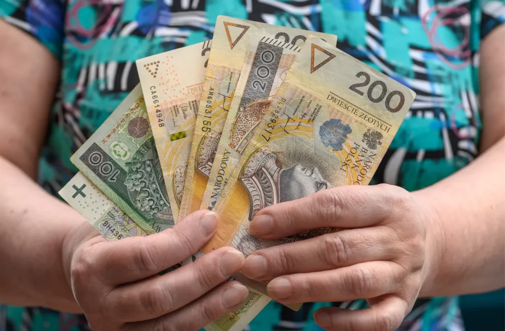 polonya da 100 yasini asan vatandaslara aylik yaklasik 7 bin z oty destek 66701