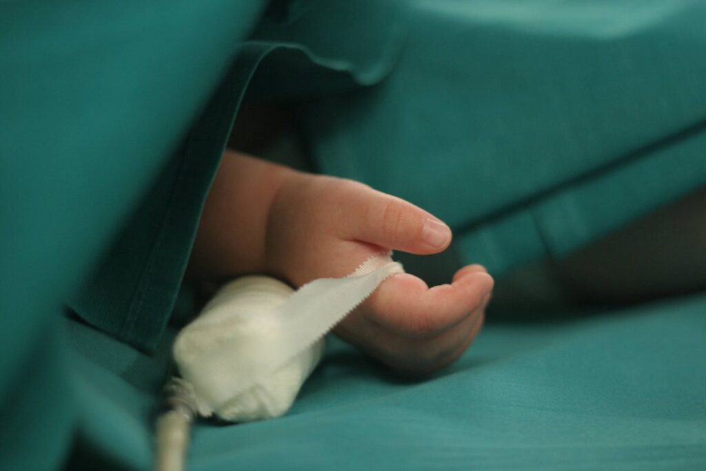 polonya da 5 aylik bebek siddet suphesiyle hastaneye kaldirildi i ki kisi gozaltinda 58451