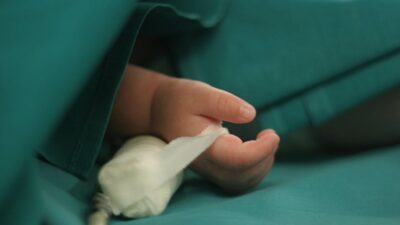 Polonya da 5 aylik bebek siddet suphesiyle hastaneye kaldirildi i ki kisi gozaltinda 58451