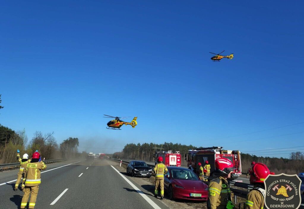 Polonya da a2 otoyolunda alti aracli zincirleme kaza 57847