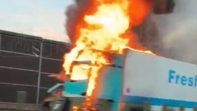 Polonya da a2 otoyolunda zincirleme kaza ve tir yangini trafik kilidi 57957