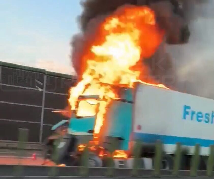 Polonya da a2 otoyolunda zincirleme kaza ve tir yangini trafik kilidi 57957