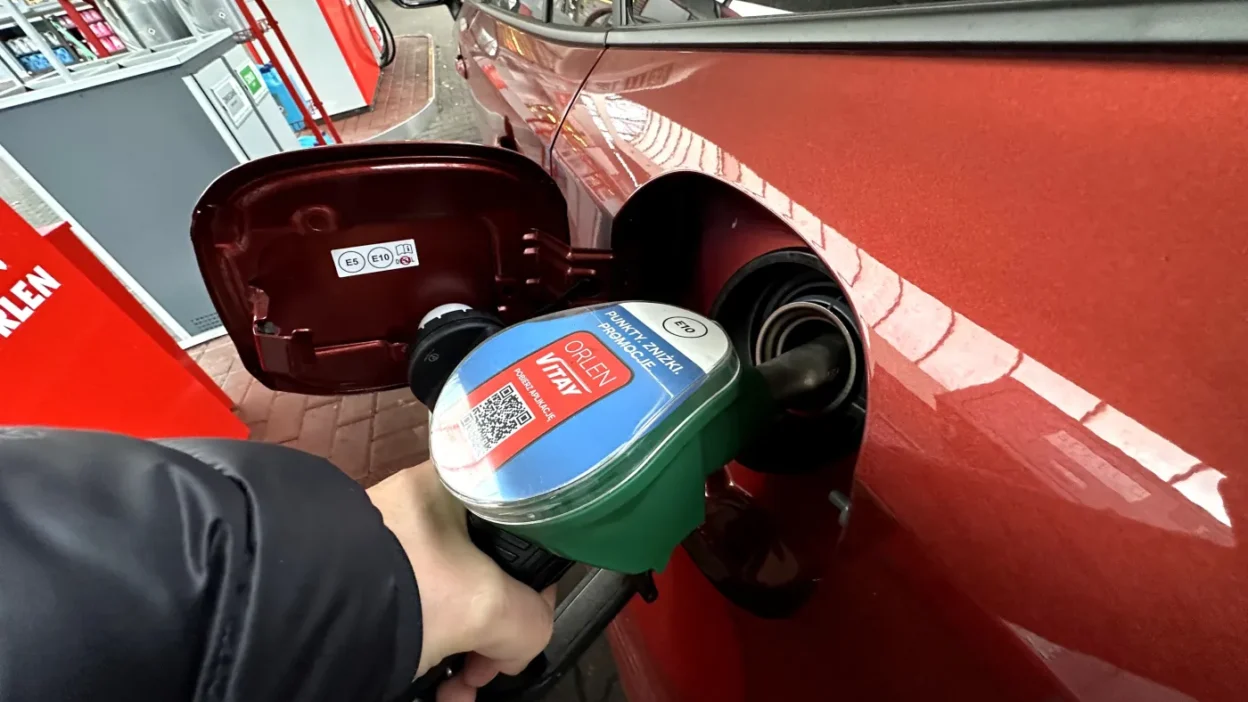 Polonya'da akaryakıt fiyatları yükselişte: dizel 8 złotiy'e yaklaşıyor 1 Polonya da akaryakit fiyatlari yukseliste dizel 8 z otiy e yaklasiyor 58737