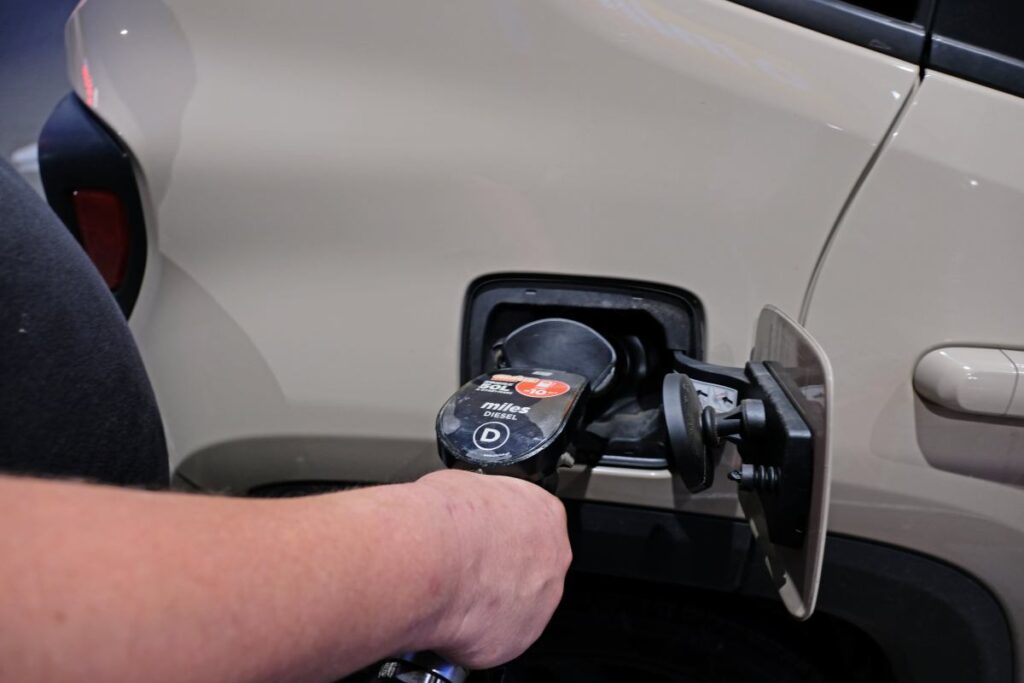 polonya da akaryakit kuyruklari alman suruculer ucuz yakita yoneldi 58494