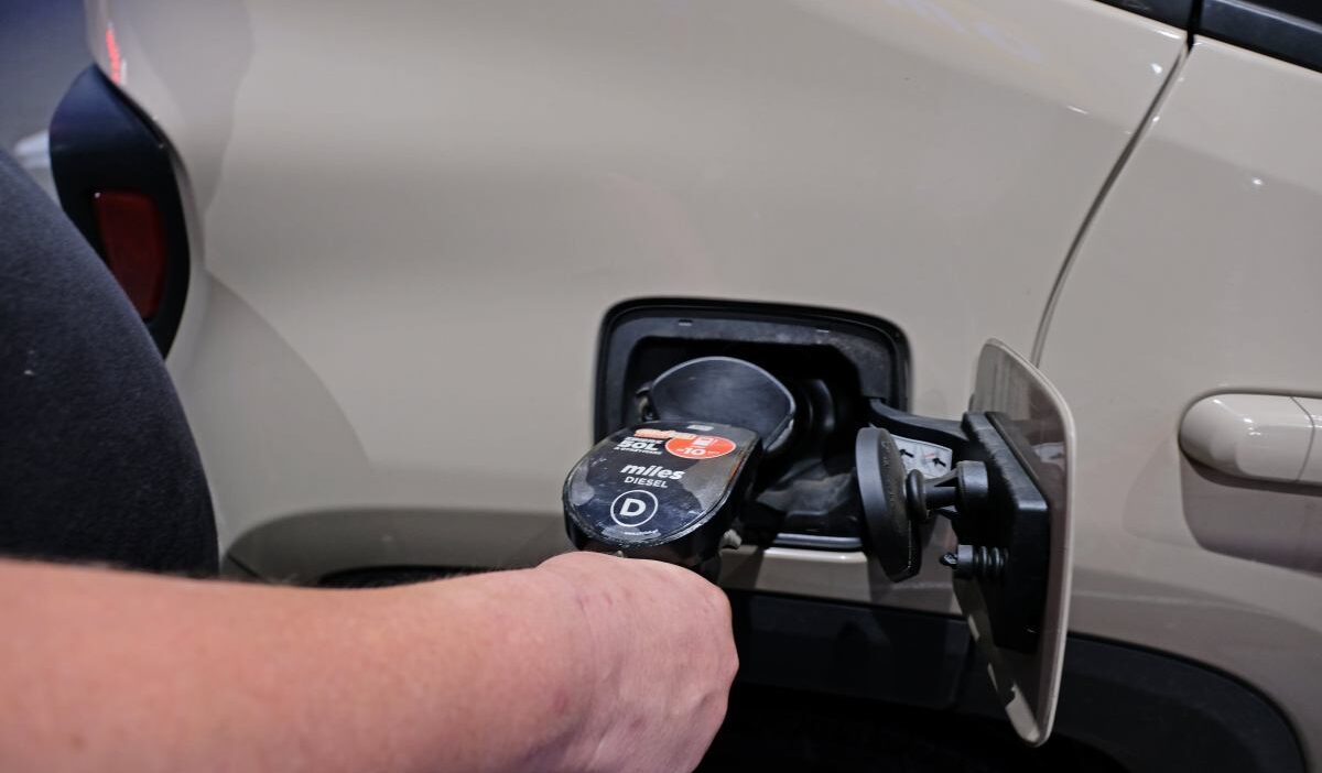 Polonya da akaryakit kuyruklari alman suruculer ucuz yakita yoneldi 58494