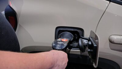 Polonya da akaryakit kuyruklari alman suruculer ucuz yakita yoneldi 58494