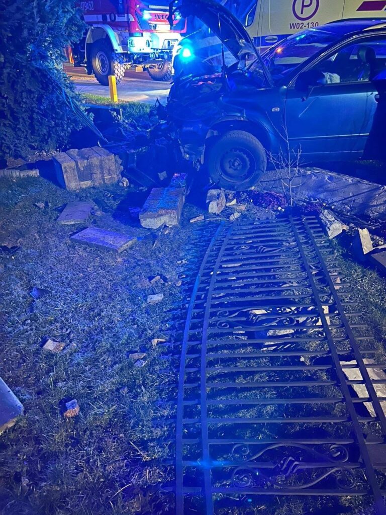 polonya da alkollu surucu bahceye carpti olay yerinden kacti 60987