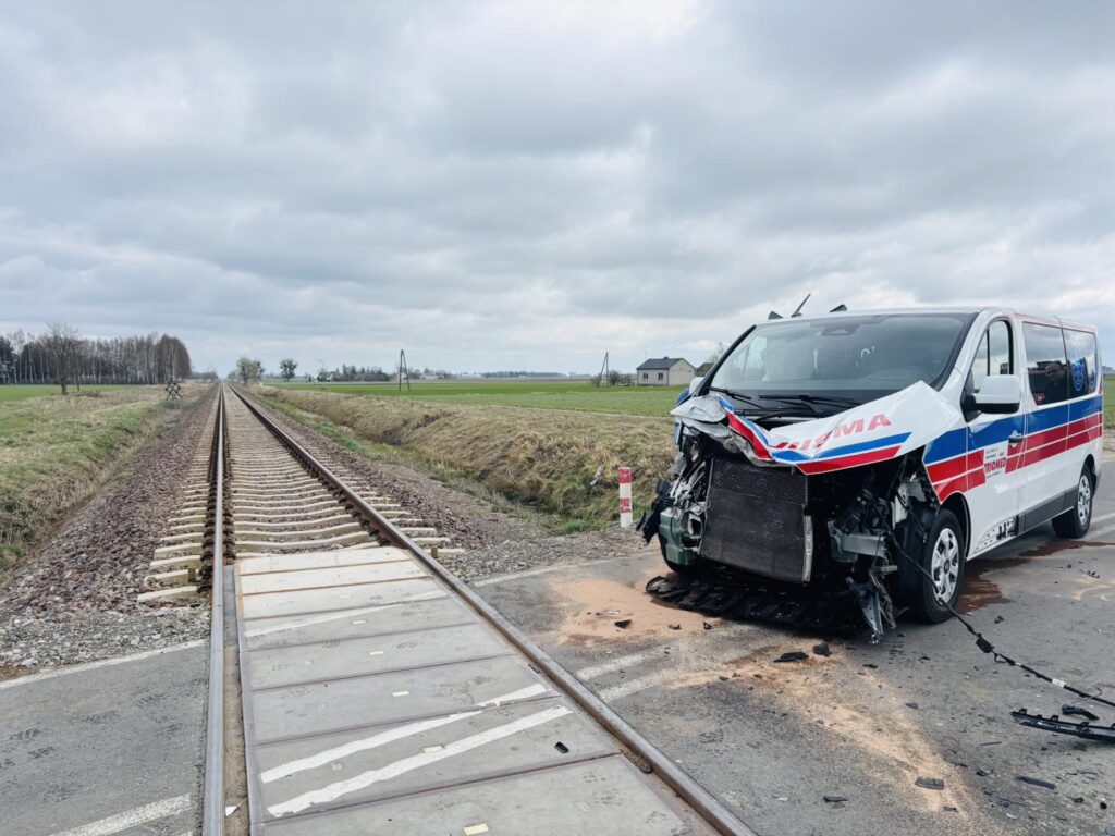 polonya da ambulans ve sinobus carpisti yaralanan yok 59857