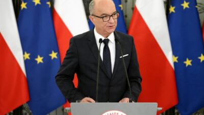 Polonya da anayasa mahkemesi hakimleri yemin ederken cumhurbaskani nin tutumu tartisma yaratti 60136