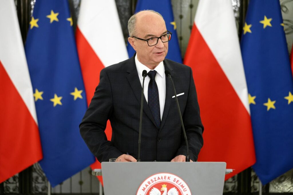 polonya da anayasa mahkemesi hakimlerinin yemin krizi 60511