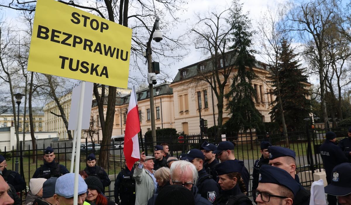 Polonya da anayasa mahkemesi krizine protestolar ve suclamalar eslik ediyor 60213