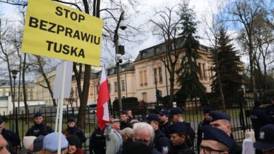 Polonya da anayasa mahkemesi krizine protestolar ve suclamalar eslik ediyor 60213