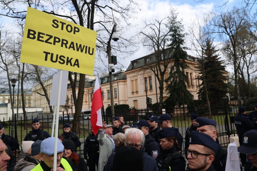 Polonya da anayasa mahkemesi krizine protestolar ve suclamalar eslik ediyor 60213