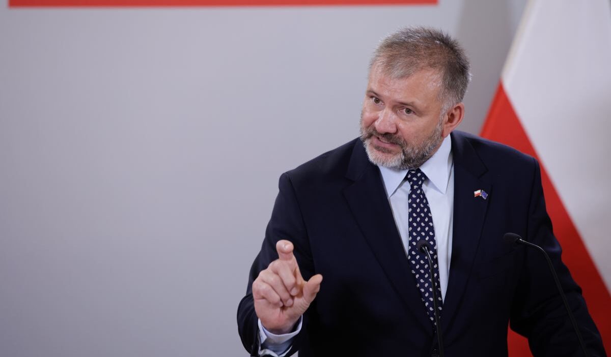 Polonya'da anayasa mahkemesi üyeleri seçimi ve cumhurbaşkanı nawrocki'nin yemin tutumu gerginliği artırıyor 1 Polonya da anayasa mahkemesi uyeleri secimi ve cumhurbaskani nawrocki nin yemin tutumu gerginligi artiriyor 58474