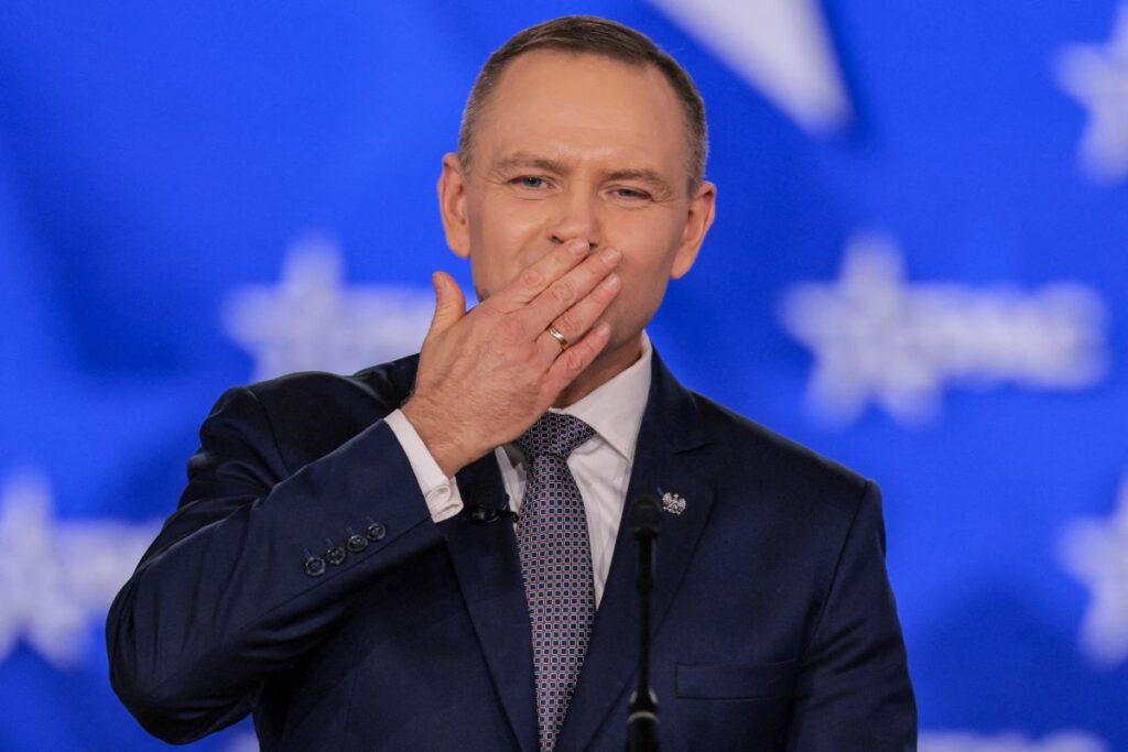 polonya da anayasa mahkemesi uyeleri yemin etti gorevlendirmeler tartisma yaratiyor 58083