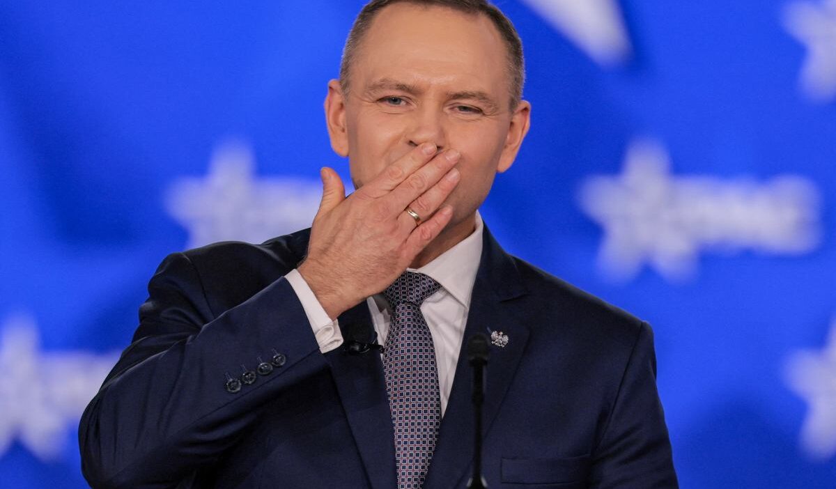 Polonya da anayasa mahkemesi uyeleri yemin etti gorevlendirmeler tartisma yaratiyor 58083