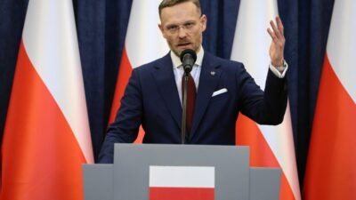 Polonya'da anayasa mahkemesi üyeleri yemin etti, karar tartışma yarattı 4 Polonya da anayasa mahkemesi uyeleri yemin etti karar tartisma yaratti 57807